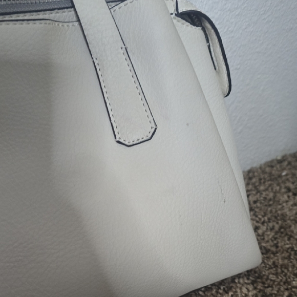 Guess White Leather Shoulder Bag W/ Colorful Tassel Bag Charms (FAIR/GOOD) ✨️ - Picture 15 of 16